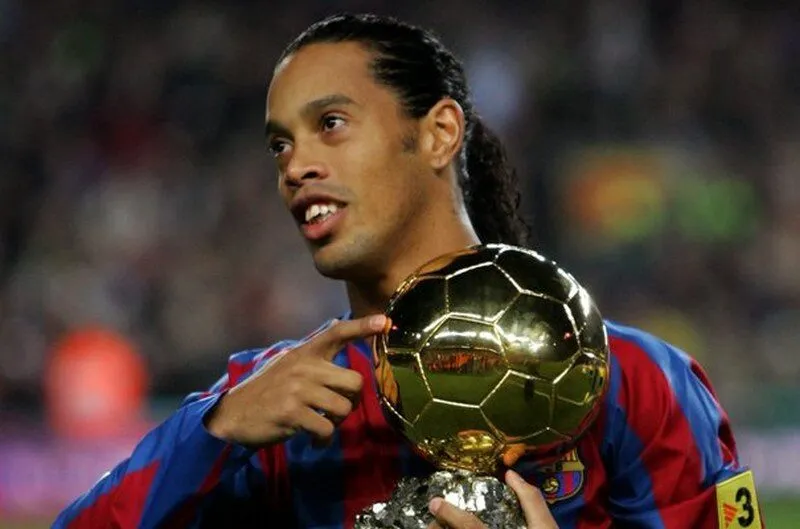 Ronaldinho tạo dấu ấn bằng đôi chân điêu luyện 