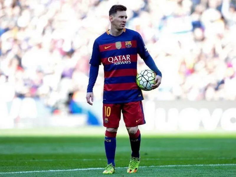 Cầu thủ bóng đá Lionel Messi cao 1,70 mét (5 feet 7 inches)