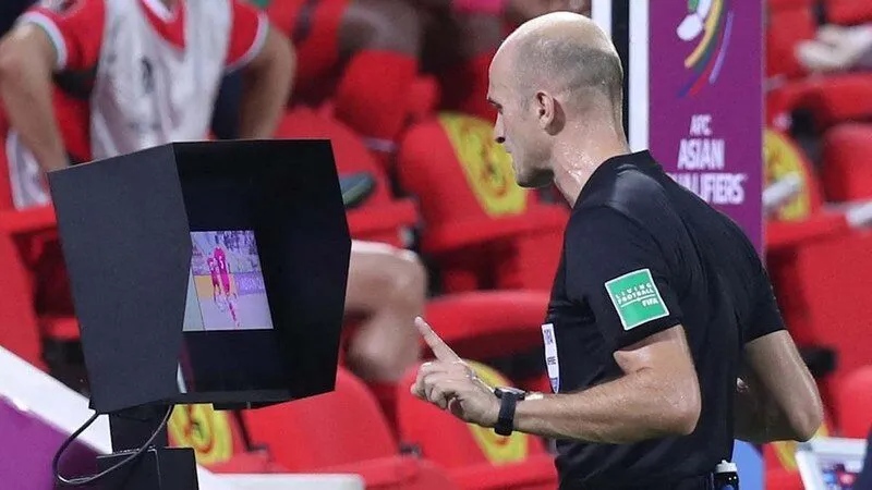Phạt penalty cần tới công nghệ Var 